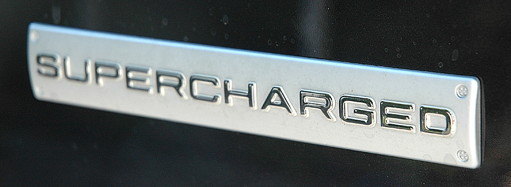 Range Rover Supercharged: Hinweis auf die aufgeladene Motorisierung. 