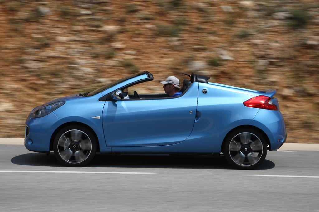 Renault Wind: Seitenansicht bei geöffnetem Dach.