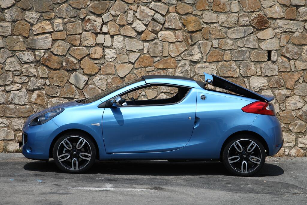 Renault Wind: Seitenansicht bei sich schließender Abdeckung.