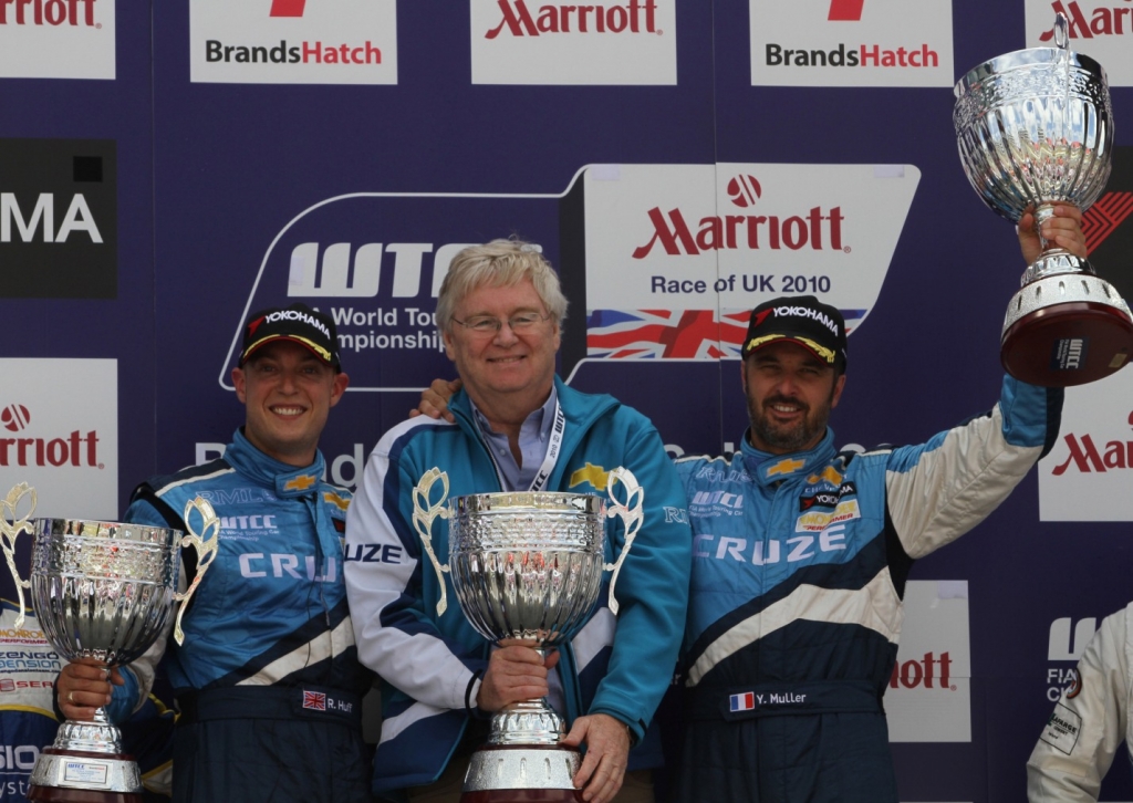 Rob Huff (l.) und Yvan Müller auf dem Podium mit einem stolzen Nick Reilly. 