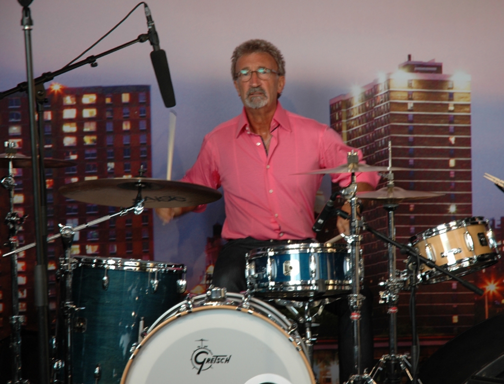 Rockt den Tribünen-Untergrund: Spontan-Drummer Eddie Jordan am Schlagzeug.