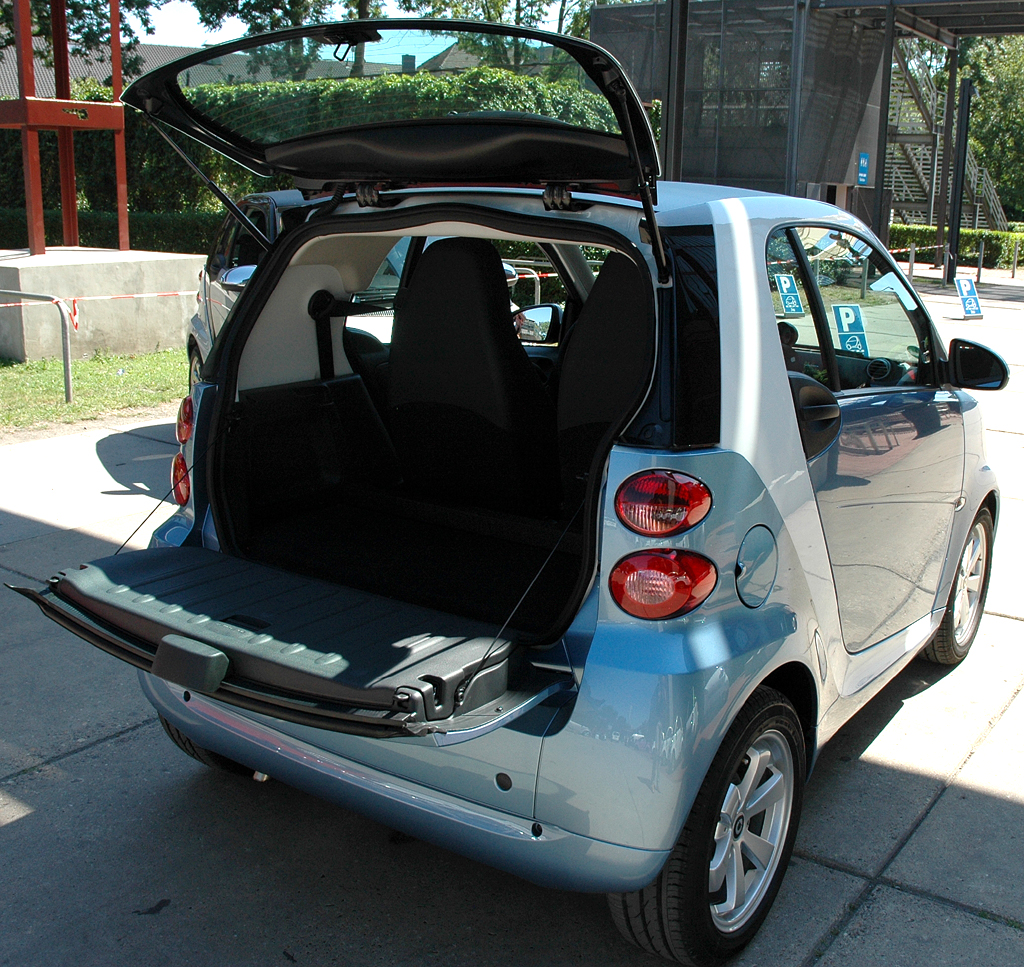 Smart Fortwo: Erst öffnet man den oberen, dann den unteren Teil. 