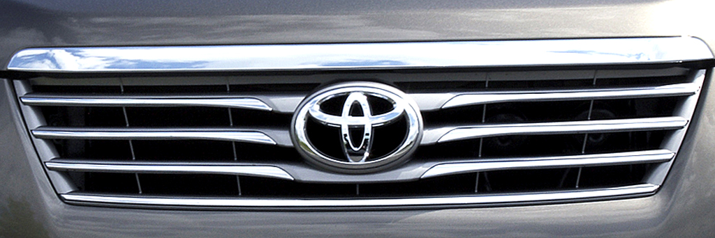 Toyota RAV4: Das Markenlogo sitzt im Kühlergrill. 