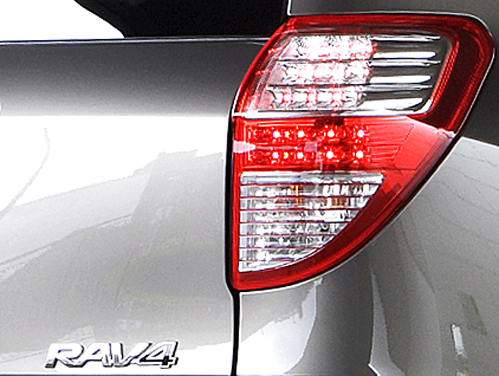 Toyota RAV4: Hintere Leuchteinheit mit Schriftzug. 