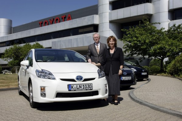Toyota übergibt drei Prius an die Stadt Köln