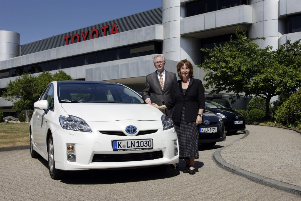 Toyota übergibt drei Prius an die Stadt Köln