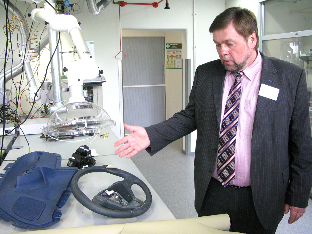 Unter anderem Lenkräder werden beim TÜV auf Hautverträglichkeit untersucht. 