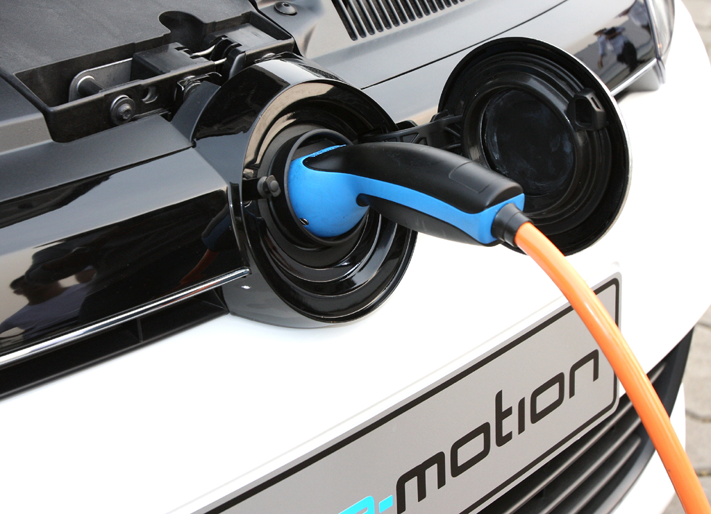 VW-Elektromobilität: Geladen wird der E-Golf über einen Stecker hinter dem klappbaren VW-Zeichen im Kühlergrill. 