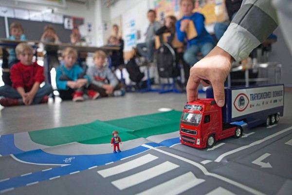 Volvo Trucks schult die Kleinsten