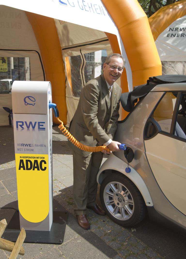 e-mobil Ladestation, ADAC-Präsident Peter Meyer.