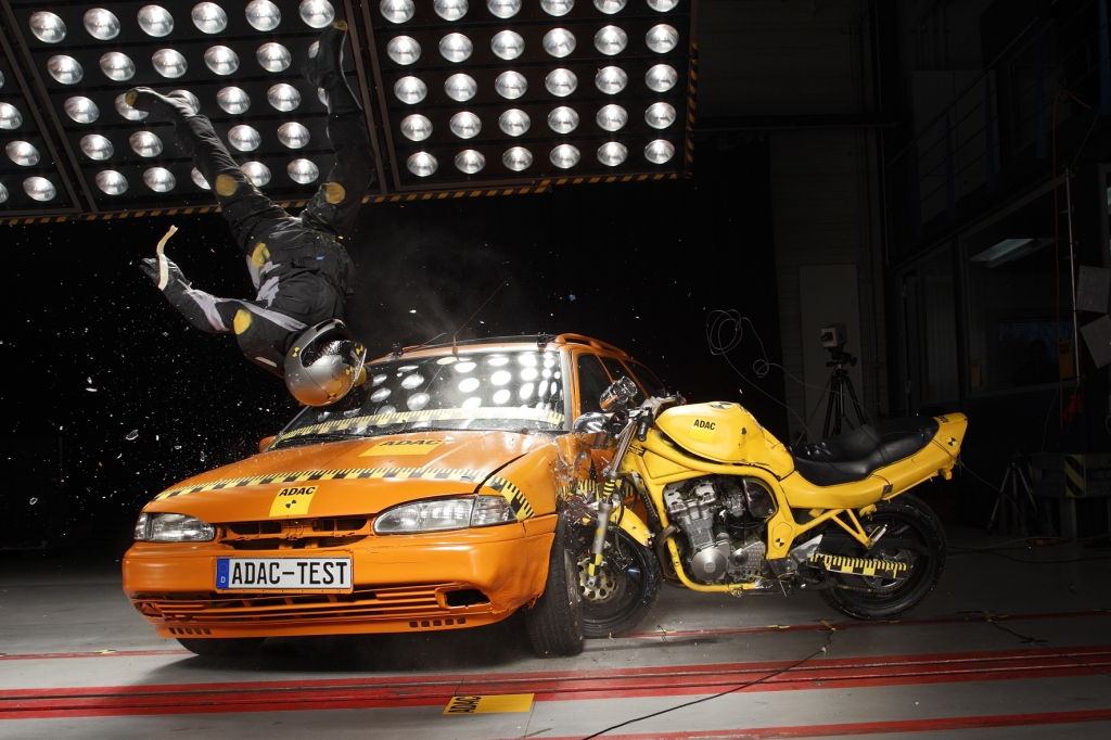 ADAC-Test: Wie sicher ist Motorrad-Schutzkleidung beim Carsh?