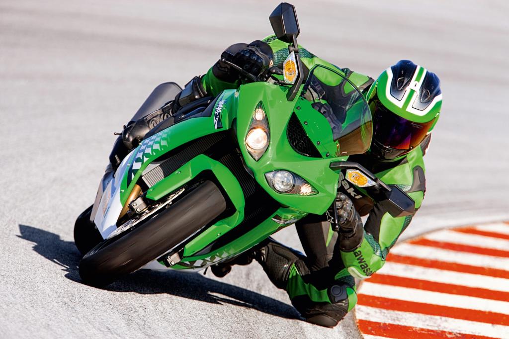 Ab sofort ist die Kawasaki Ninja ZX-10R ohne Aufpreis inklusive eines Ausstattungspakets im Wert von über 1 500 Euro erhältlich. 