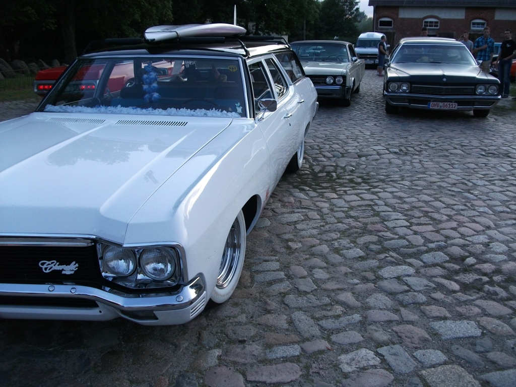 Amerikanische Automobilkultur bei Gas, Grease & Glory in Berlin. Diverse Autos Dämmerung