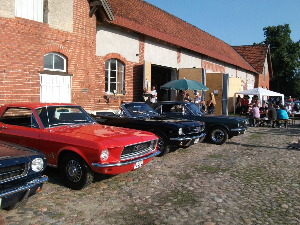 Amerikanische Automobilkultur bei Gas, Grease & Glory in Berlin. Ford Mustang vor dem Motor Club