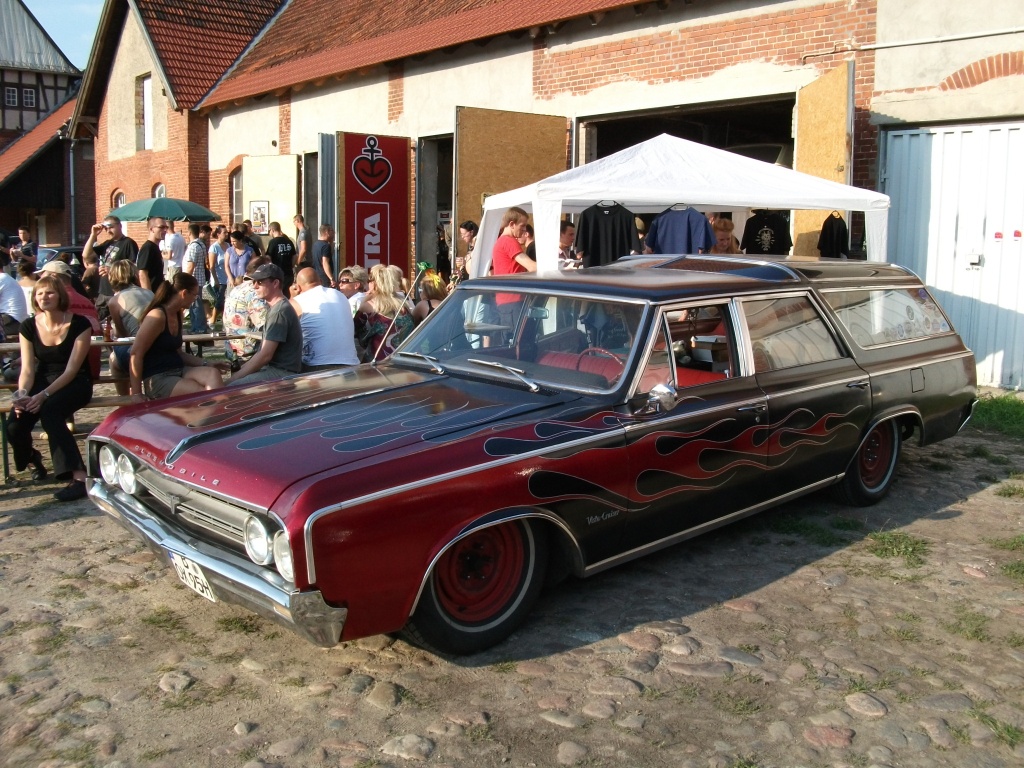 Amerikanische Automobilkultur bei Gas, Grease & Glory in Berlin. Oldsmobile Vista Cruiser