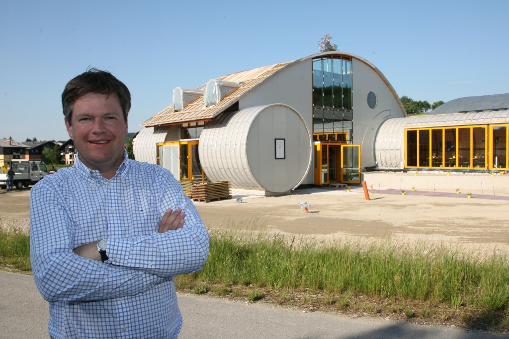 Architekt M.Voglreiter vor seinem Objekt