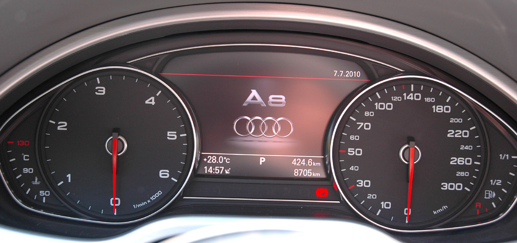 Audi A8 Diesel: Blick durch den Lenkradkranz auf die Rundinstrumentierung. 