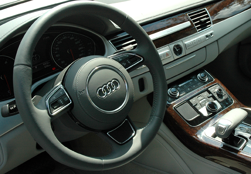 Audi A8 Diesel: Blick ins genauso noble wie sportlich-funktionelle Cockpit. 