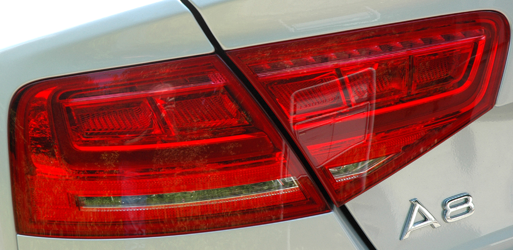 Audi A8 Diesel: Moderne LED-Rückleuchte hinten mit Modellschriftzug. 