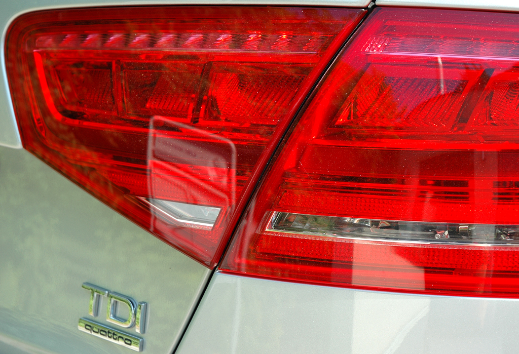 Audi A8 Diesel: Moderne LED-Rückleuchte mit Motorisierungsschriftzug. 
