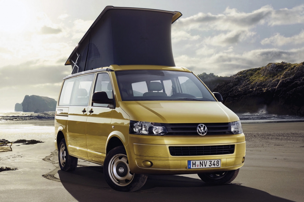 Aufgewertet mit einem Aufstelldach präsentiert sich der VW California Beach auf dem Caravan Salon. 