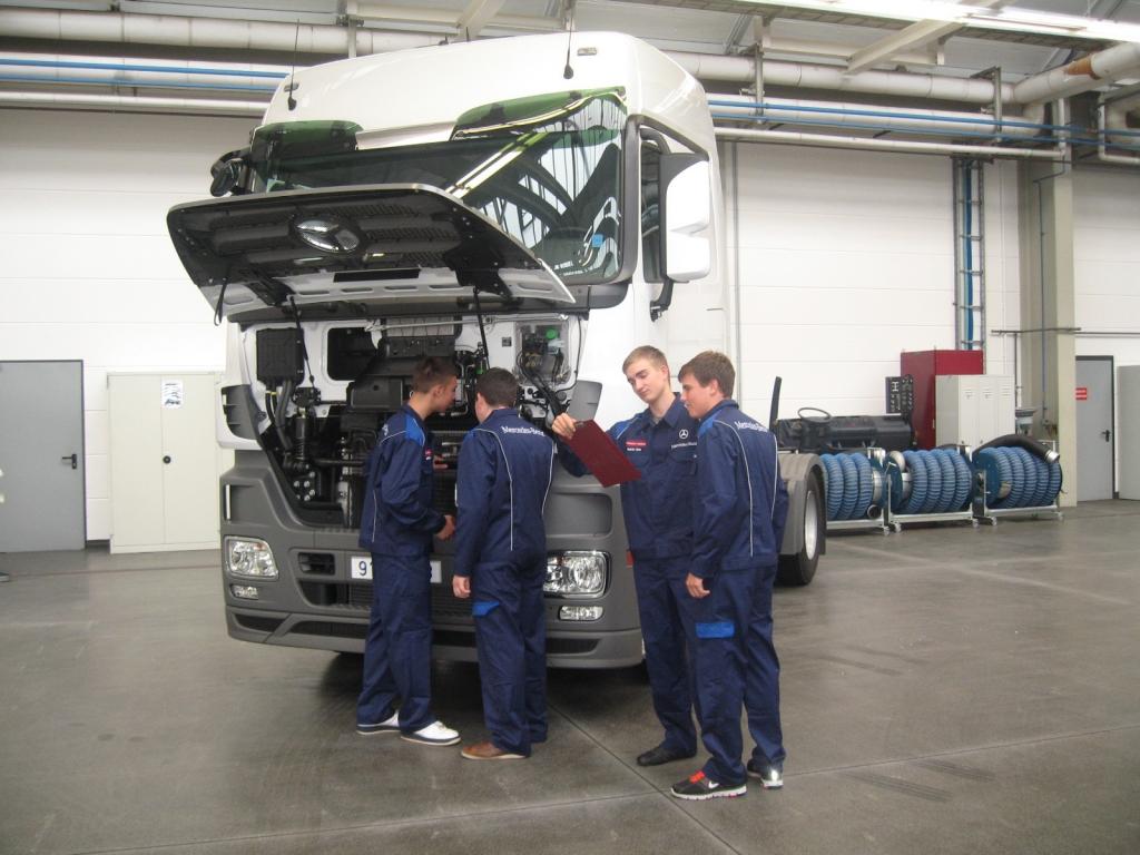 Ausbildungsstart im Mercedes-Benz Werk Wörth.