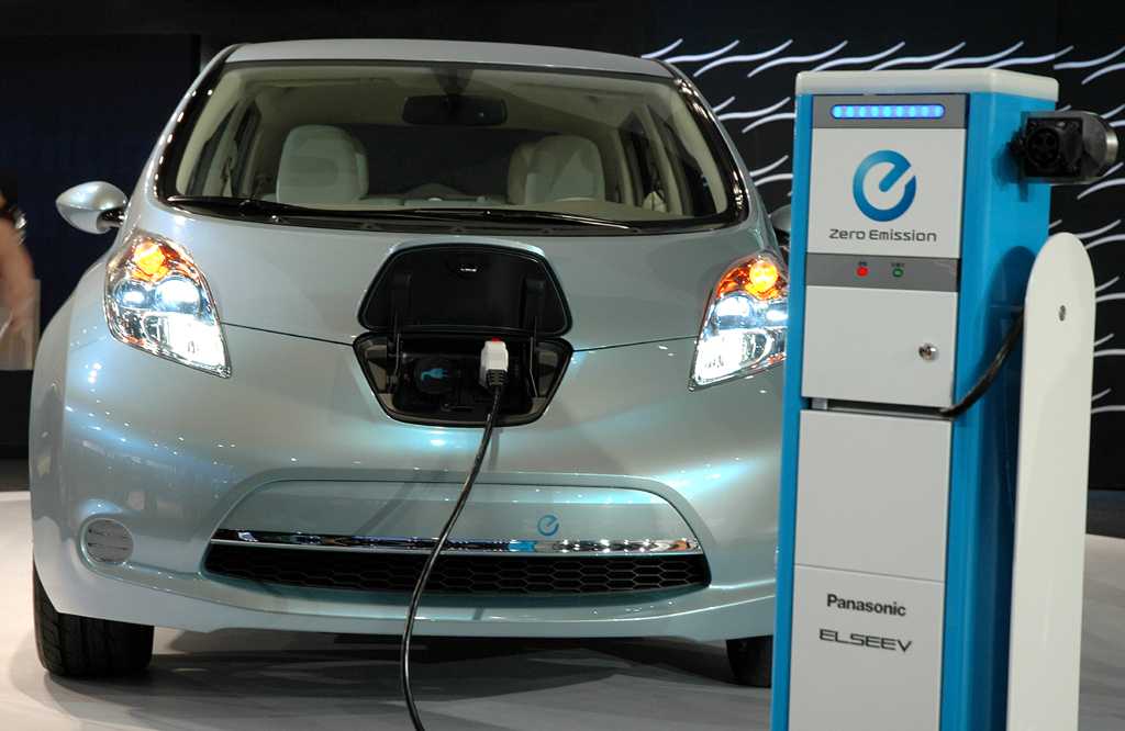 Autos von morgen: Elektrofahrzeug an der Stromtanke. 