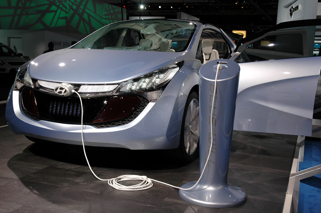 Autos von morgen: Hyundais Blue Will Concept an der Ladestation.