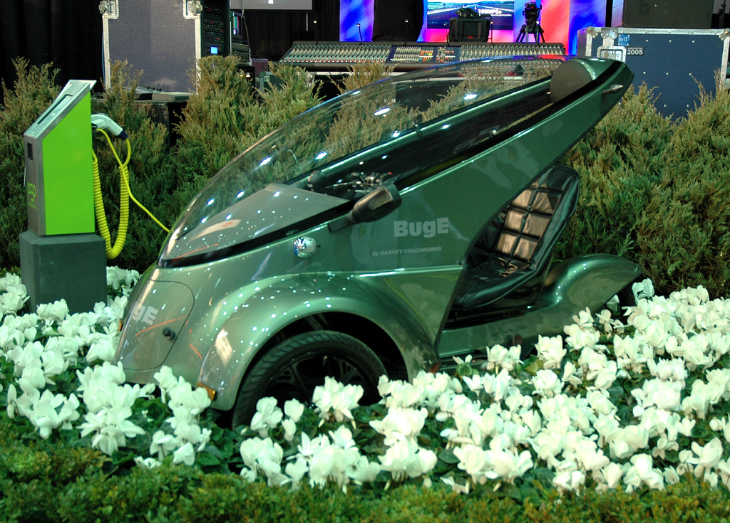 Autos von morgen: Umweltfreundliche Elektro-Dreirad-Studie. 