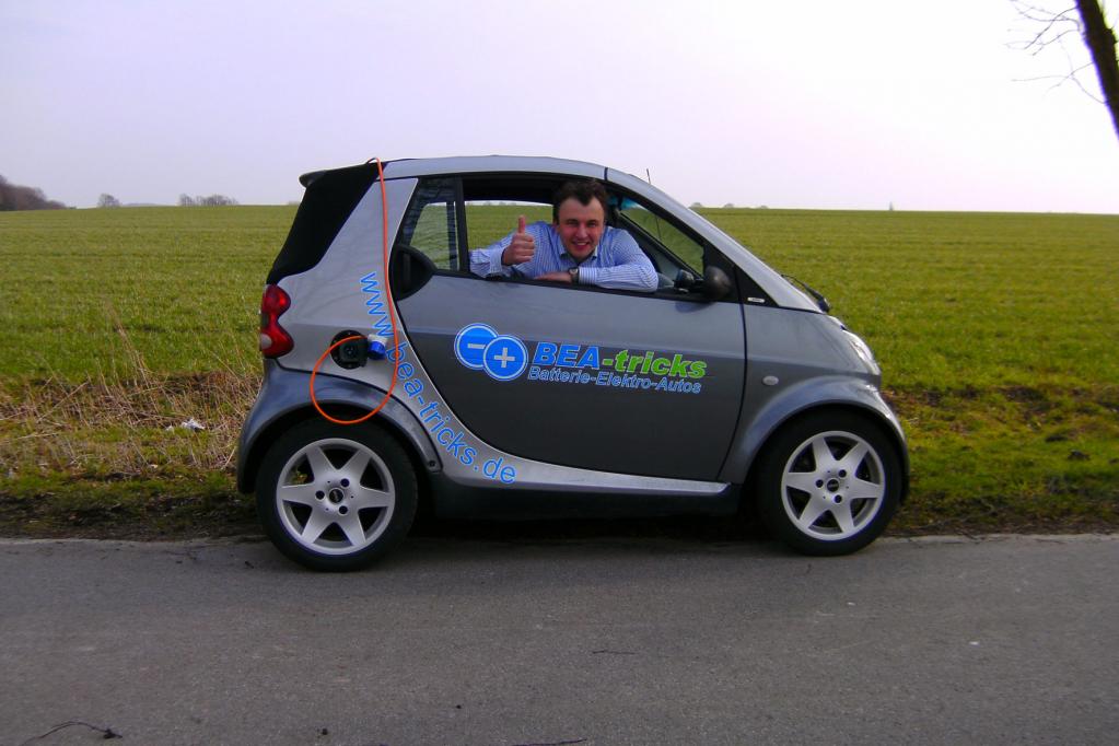 Bea Tricks-Entwickler Daniel Sperling mit einem auf E-Antrieb umgerüsteten Smart Fortwo. 
