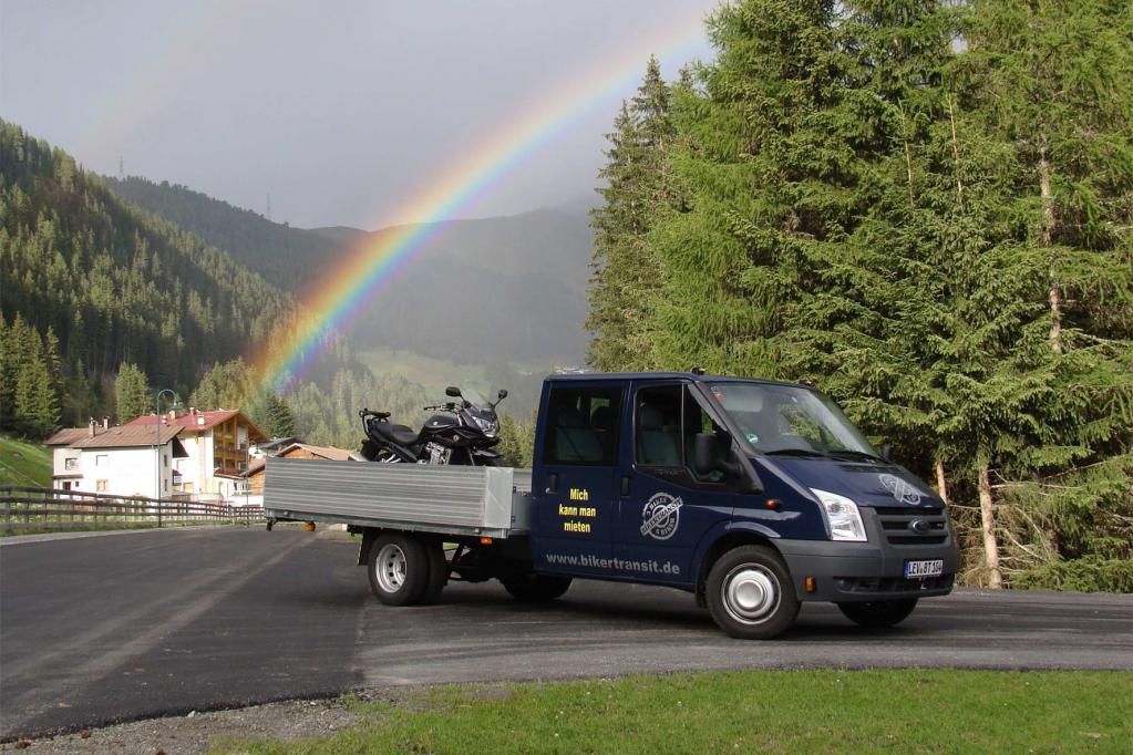 Bei Bikertransit können für den Motorradtransport umgebaute Ford Transit-Pritschenwagen mit Doppelkabine für bis zu vier Bikes und sechs Personen von Selbstfahrern gemietet werden. 