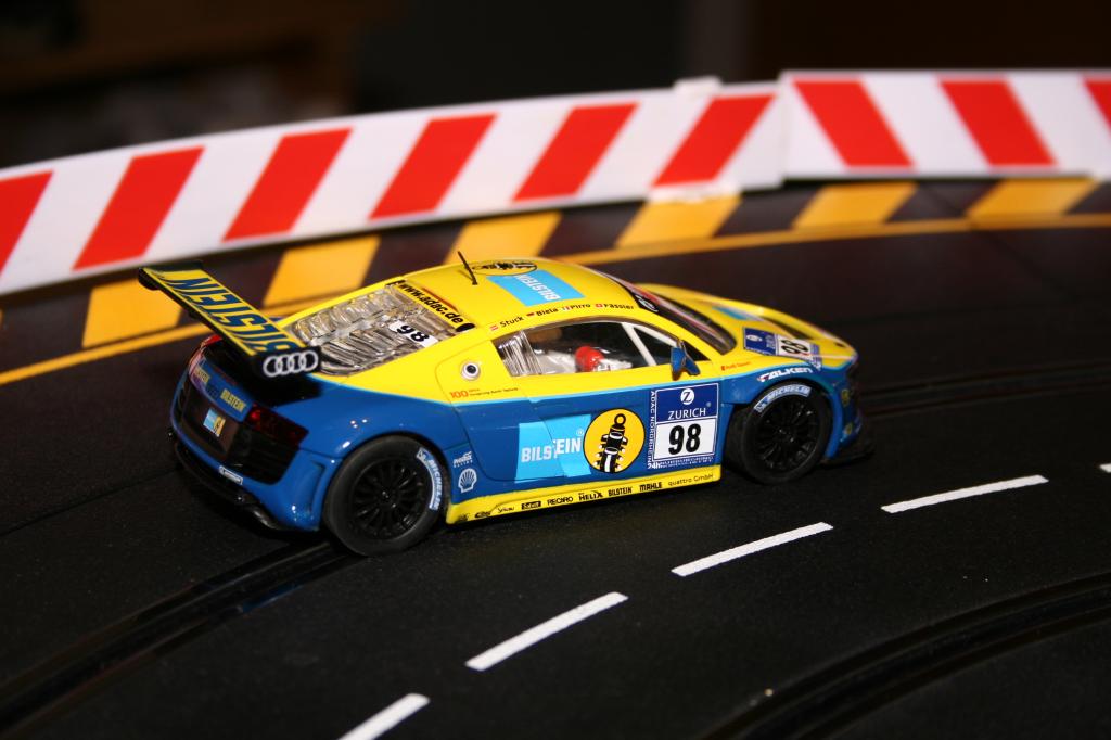 Carrera schickt den Audi R8 LMS von Stuck und Co. auf die Bahn