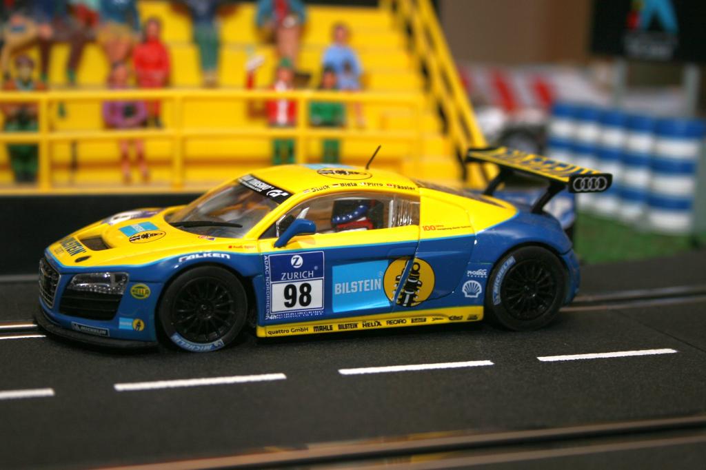 Carrera schickt den Audi R8 LMS von Stuck und Co. auf die Bahn