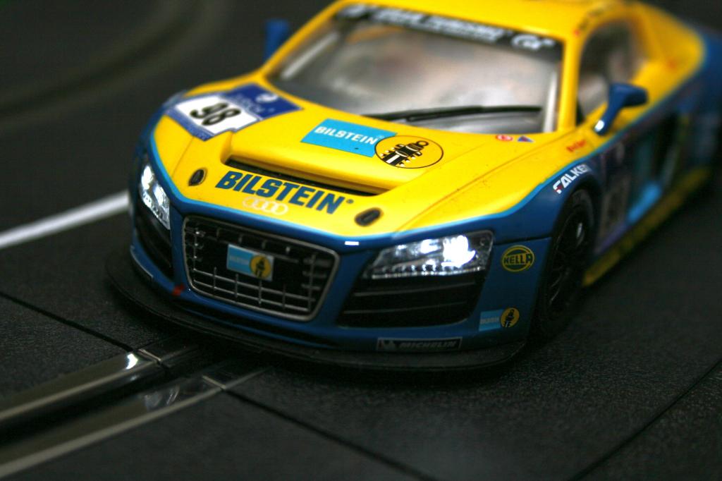 Carrera schickt den Audi R8 LMS von Stuck und Co. auf die Bahn