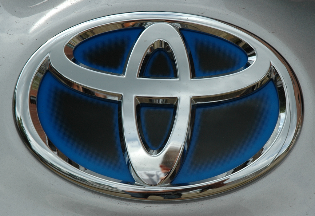 Das bei Hybridmodellen verwendete Toyota-Logo schimmert blau.