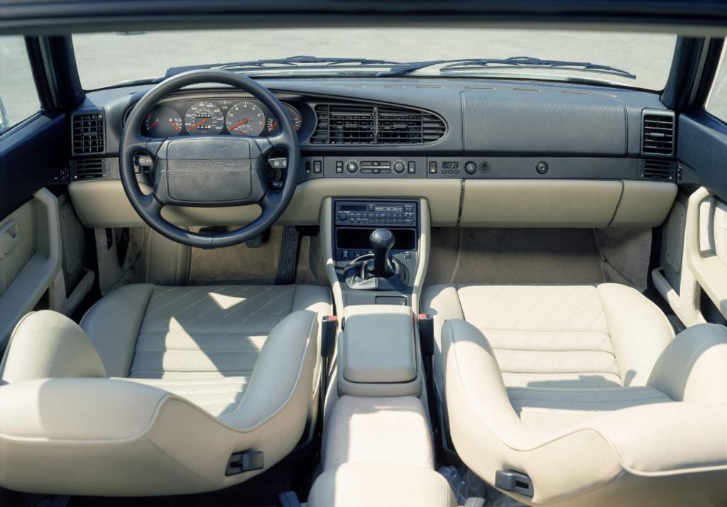 Den ersten Beifahrer-Airbag gab es im Porsche 944. 