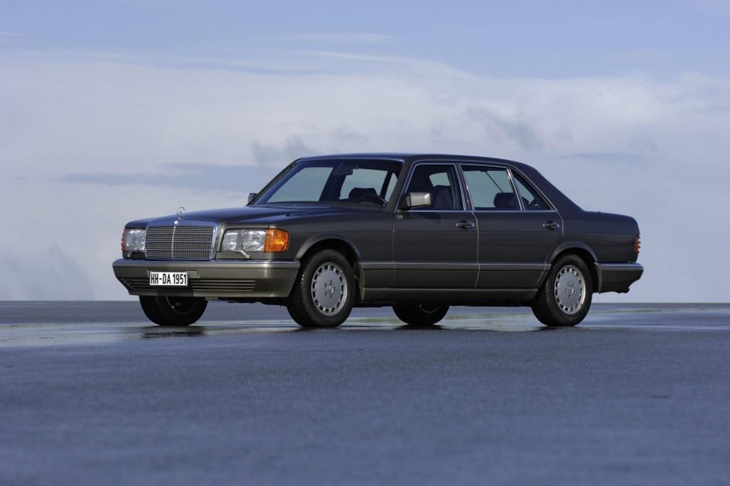Der Airbag debütierte in der Mercedes S-Klasse der Baureihe W 126. 