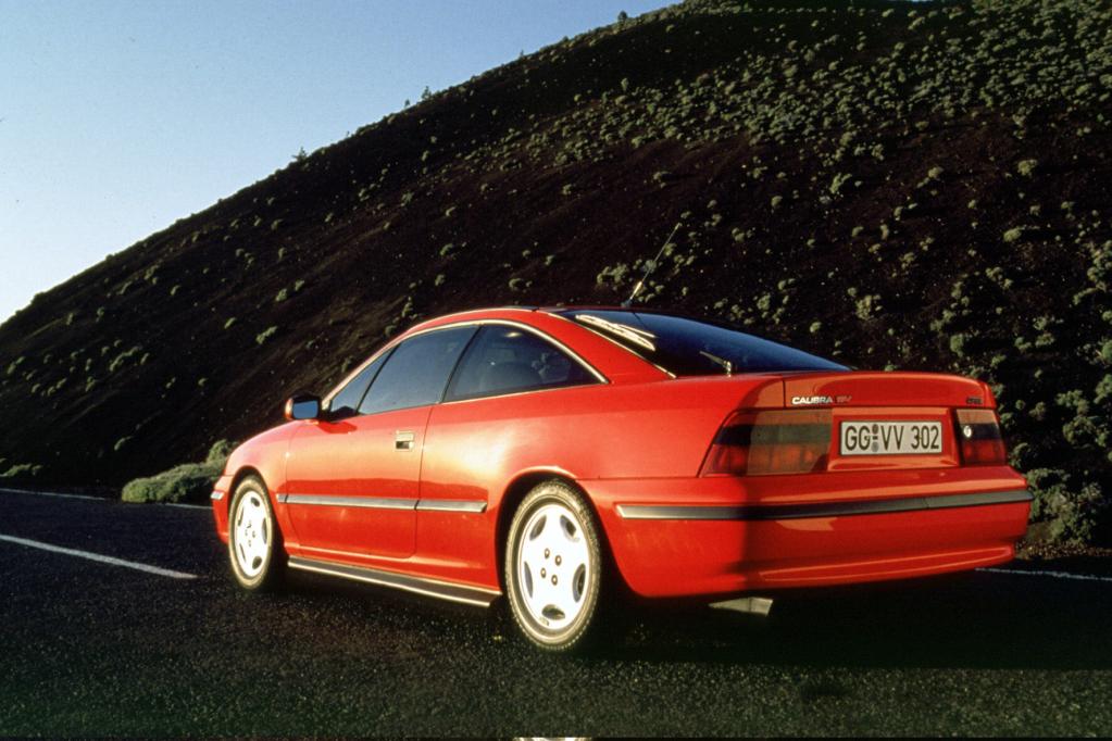 Der Calibra trat das Erbe des Manta an, hatte aber stärkere Motoren. Dafür gab es keinen Heckantrieb mehr. 