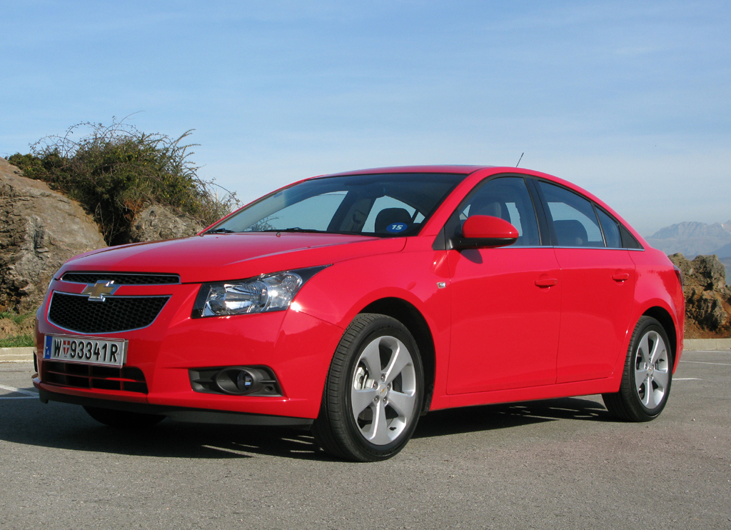Der Chevrolet Cruze fährt als Kompaktlimousine vor. 