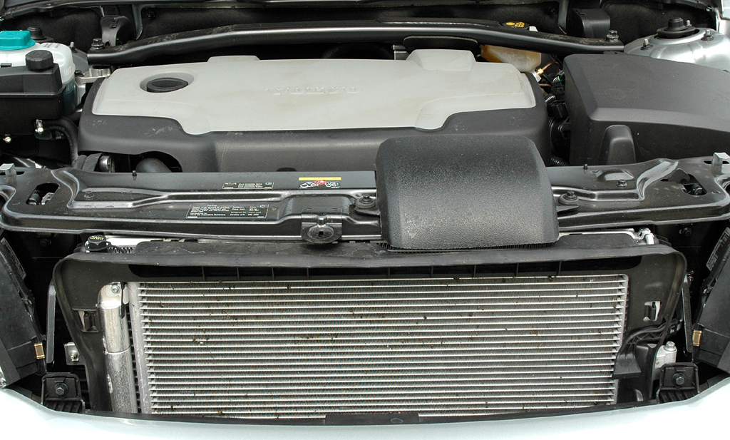 Der Frontantrieb-XC90 ist mit dem 2,4-Liter-Fünfzylinder-Turbodiesel mit 163 PS kombiniert.