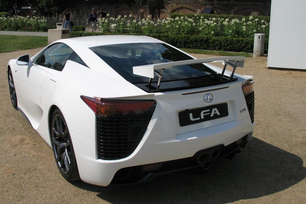 Der Heckspoiler des LFA erregt Aufsehen. 