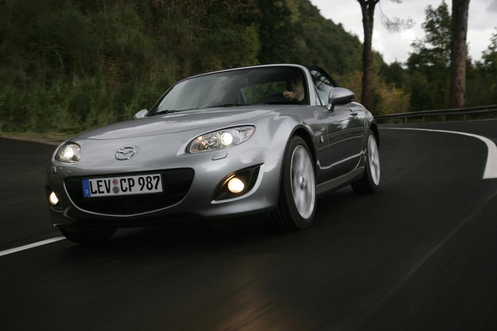 Der Mazda MX-5 ist ein Roadster von klassischem Zuschnitt: Stoffdach, zwei Sitze, Heckantrieb. 