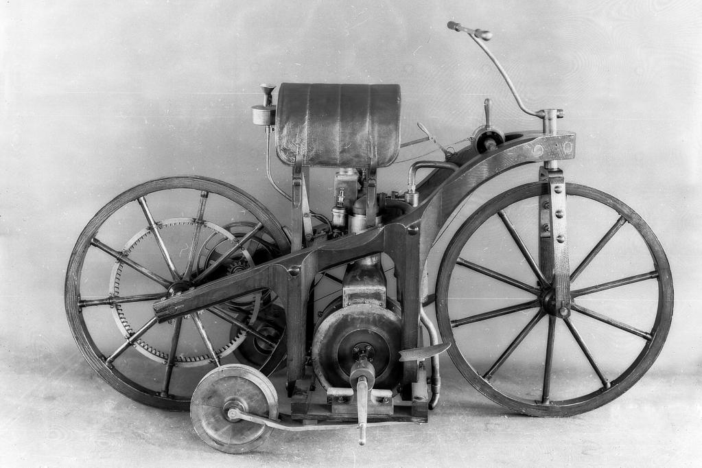 Der Reitwagen sieht aus wie eine Mischung aus Kutsche und Motorrad mit Stützrädern. 