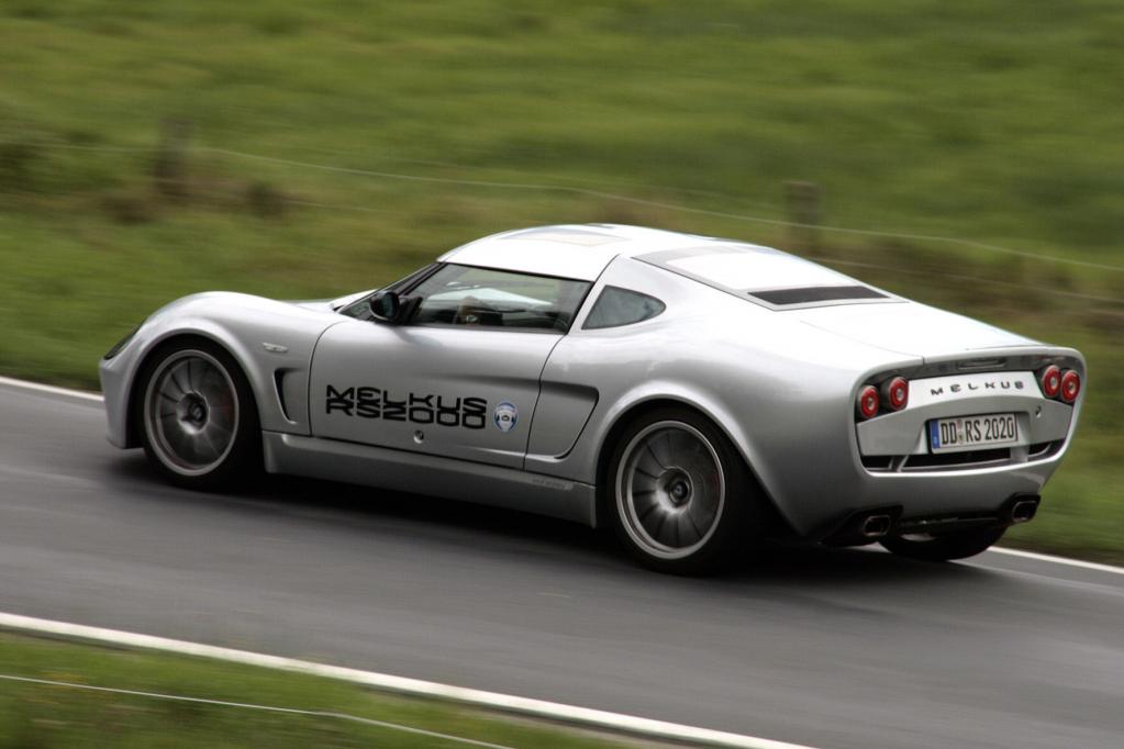 Der Vierzylinder-Motor der RS 2000, der in ähnlicher Form bereits das Modell Celica von Toyota befeuerte, erzielt mit Hilfe eines mechanischen Strömungsladers 270 PS. 