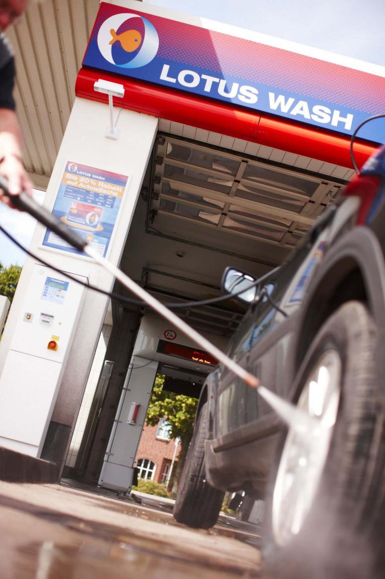 Die Autowäsche ist ein klassischer Service der Tankstellen.