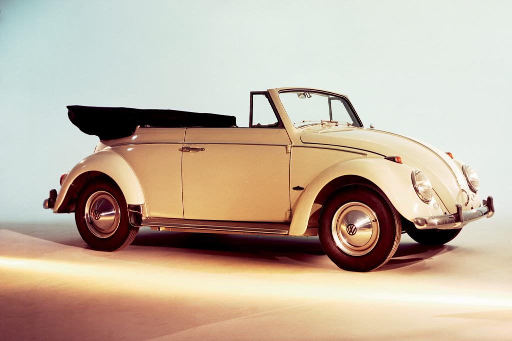 Die Entwicklung des VW Käfer Cabrio begann bereits in den 30er-Jahren. Auf die Straße rollte er erst 1950. 