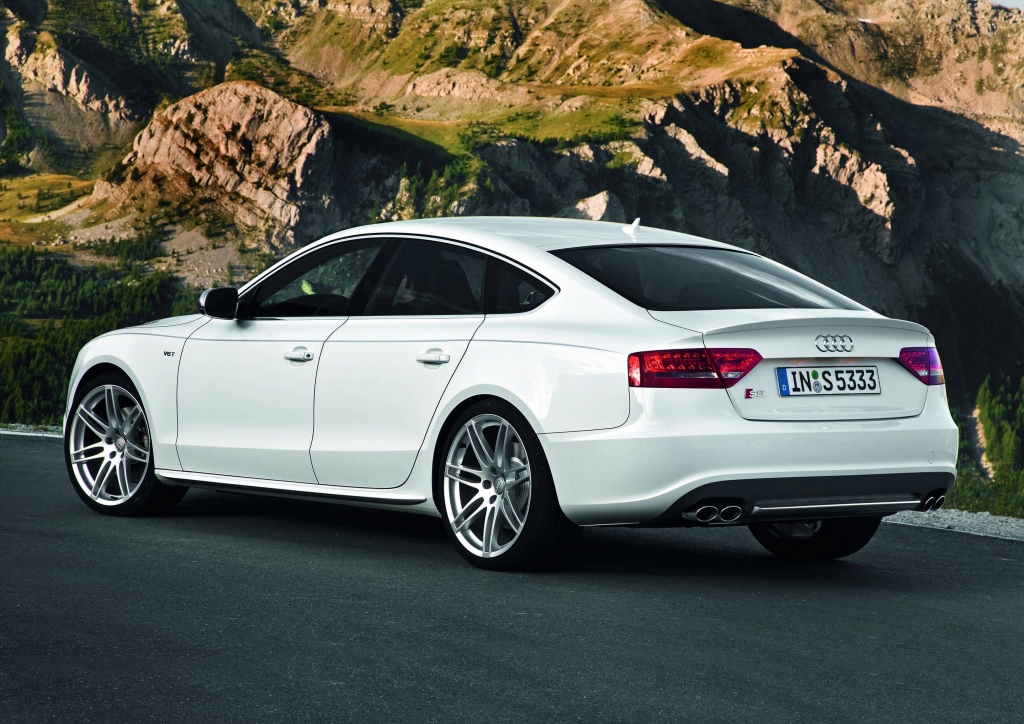Die Karosserieform des S5 Sportback wirkt nicht nur wie aus einem Guss, sie ist es auch. Die Proportionen des 4,71 Meter langen viertürigen Coupés mit ihren fließenden Linien stimmen. 