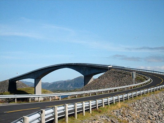 Die Störeisund-Brücke ist die größte der sieben Brücken