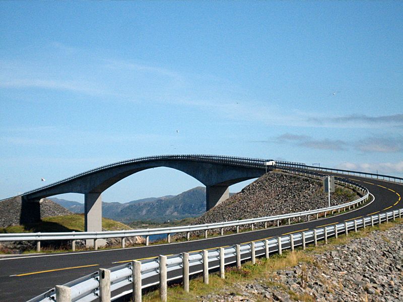 Die Störeisund-Brücke ist die größte der sieben Brücken