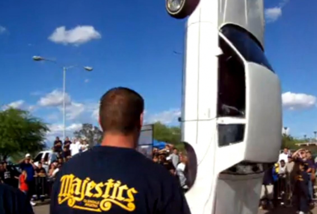 Dieser Lowrider bounct nicht nur, sondern überschlägt sich auch noch